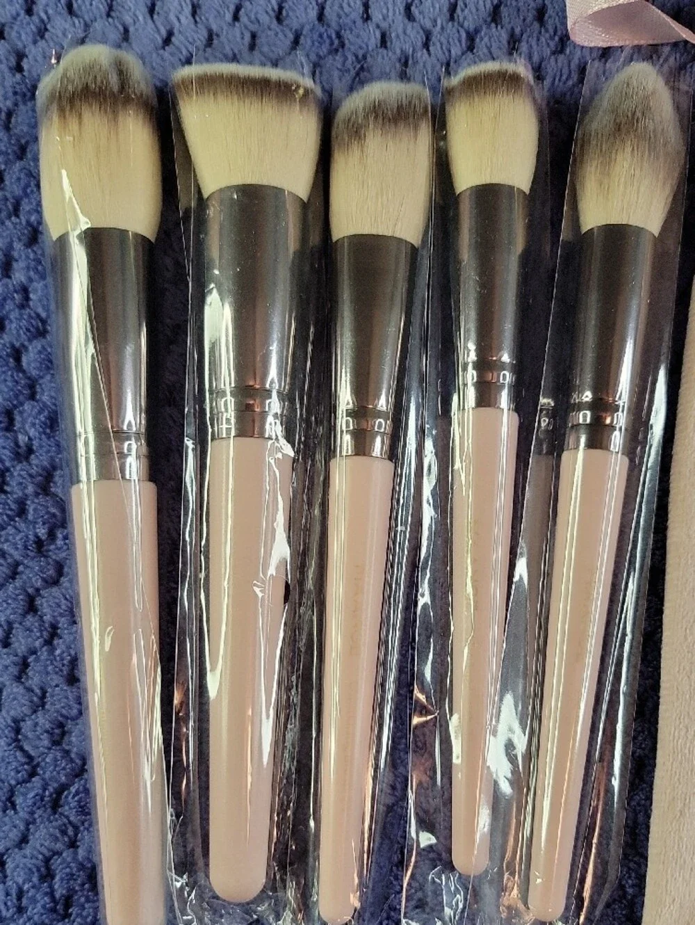 NWOT Pink Makeup Brush Set with Velvet Drawstring Pouch Full Face & Eye Kit